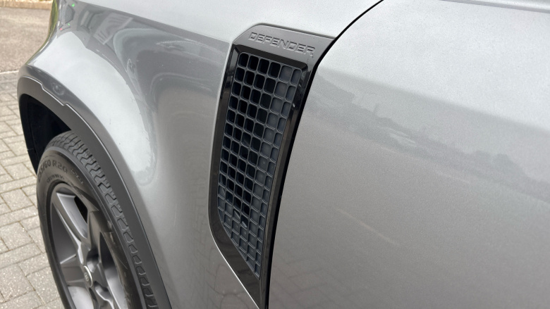 Land Rover Defender 3.0 D200 SE 110 5dr Auto Diesel Estate